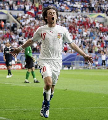 Czech Republic's Tomas Rosicky celebrates scoring his team's third goal against the U.S. during their Group E World Cup 2006 soccer match in Gelsenkirchen in this June 12, 2006 file photo. [Xinhua/Reuters]