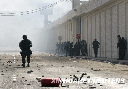 Police move closer to La Mesa jail in Tijuana in Mexico's state of Baja California during a riot at the prison Sept. 17, 2008. 
