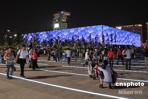 This undated photo shows audiences taking photos at the National Aquatics Centre, known as the Water Cube. [Photo: cnsphoto]