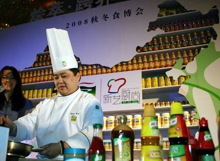 A chef cooks the beefsteak during 2008 Autumn/Winter Food Fair in Shanghai, China on Sep. 17, 2008. Some 150 chefs participated in the fair to show their unique cuisine. (Xinhua/Zhang Ming)