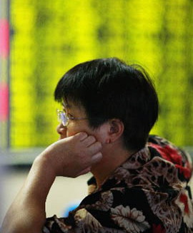 An investor is watching market information in Shanghai on Thursday. The benchmark Shanghai Composite Index closed at 1,895.84 points, down 33.21 points, or 1.72 percent. The Shenzhen Component Index closed at 6,563.07 points, down 116.99 points, or 1.75 percent. [Xinhua] 