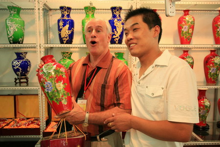 Customers gesture at the eighth International Ceramics Exposition and World Ceramics Purchasing Fair held in Zibo, Shandong province, Sept. 16, 2008. [China Daily]