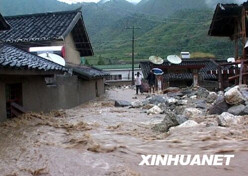 The water with mud crashed onto Langhuan village in southwest China's Sichuan Province early on Thursday, September 18, 2008. [Photo: Xinhua]
