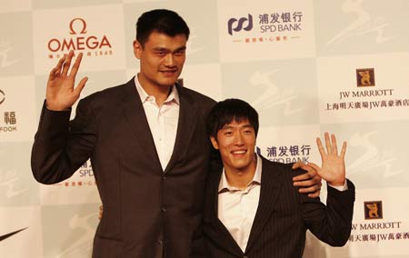 Chinese basketball player Yao Ming (L) and Chinese hurdler Liu Xiang pose for media upon their arrival at a welcome reception for the 2008 Shanghai Golden Grand Prix track and field event in Shanghai, China, Sept. 19, 2008. The grand prix will be held on Saturday.[Xinhua]
