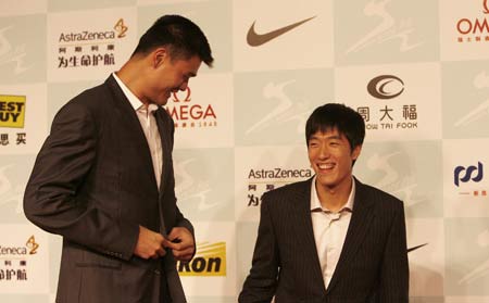 Chinese basketball player Yao Ming (L) chats with hurdler Liu Xiang before the welcome reception for the 2008 Shanghai Golden Grand Prix track and field event in Shanghai, China, Sept. 19, 2008. The grand prix will be held on Saturday.[Xinhua]