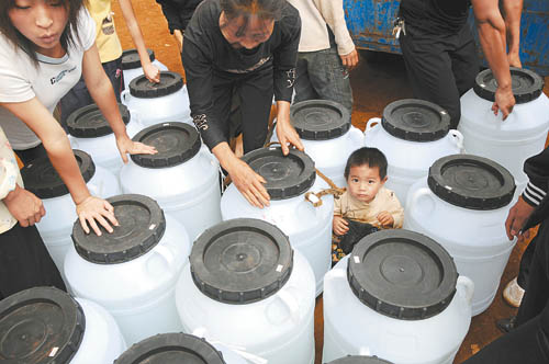 Villagers near the Yangzonghai Lake get drinking water from the government. [Qin Qing/Xinhua] 