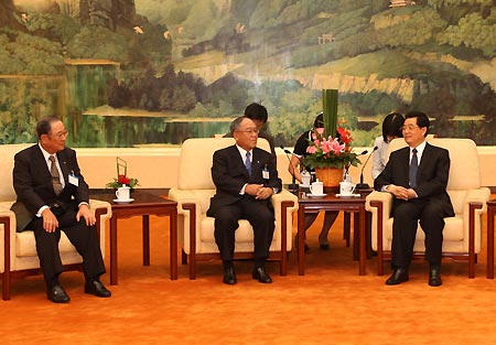 Chinese President Hu Jintao (R) meets with Fujio Mitarai (2nd L), honorary president of the Japan-China Association on Economy and Trade (JCAET), and Fujio Cho (1st L), president of JCAET, at the Great Hall of the People in Beijing, capital of China.