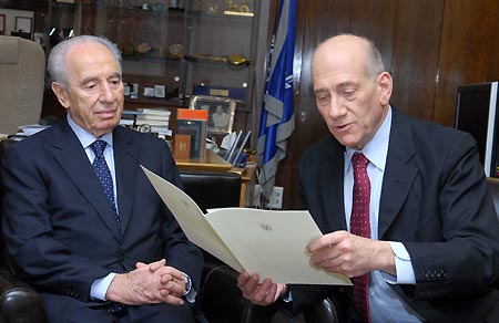 Israeli Prime Minister Ehud Olmert hands in the resignation letter to President Shimon Peres at the latter's residence in Jerusalem Sep. 21, 2008. Olmert on Sunday announced his decision to resign and formally submited the resignation letter to President Shimon Peres. (Xinhua/GPO)