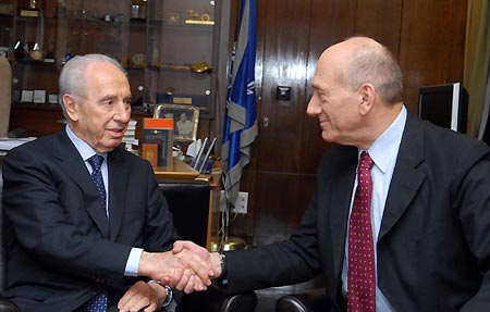 Israeli Prime Minister Ehud Olmert (R) shakes hands with President Shimon Peres before submiting the resignation letter at the latter's residence in Jerusalem Sep. 21, 2008. Olmert on Sunday announced his decision to resign and formally submit the resignation letter to President Shimon Peres. (Xinhua/GPO)