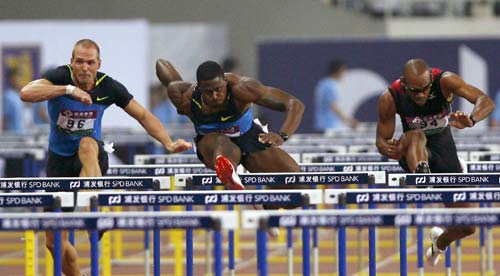  David Oliver (C) of the United States competes during the men's 110 hurdles of the 2008 Shanghai Golden Grand Prix track and field event in Shanghai, China, Sept. 20, 2008. David Oliver won the title with 13.25 seconds. 