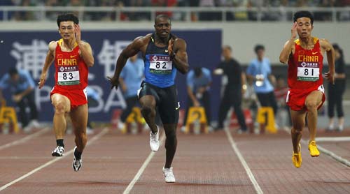 China's Hu Kai (L) sprints during the men's 100m of the 2008 Shanghai Golden Grand Prix track and field event in Shanghai, China, Sept. 20, 2008. Hu Kai took the 7th place with 10.37 seconds. 