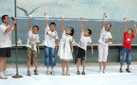 Pupils take part in a scientific sports meeting in Wuhu, east China&apos;s Anhui Province, Sept. 20, 2008, the National Science Popularization Day of China. [Xinhua] 