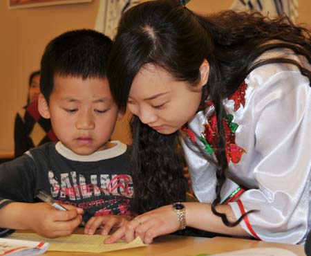 A teacher of Ruiqing Chinese School teaches her student in Stockholm, capital of Sweden, on Sept. 20, 2008. Ruiqing Chinese School held its normal opening ceremony on Saturday. [Xinhua] 