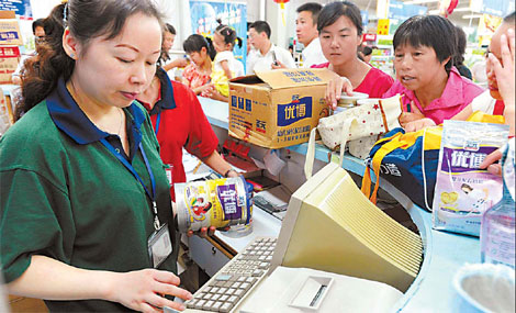 Customers return tainted milk powder at a supermarket in Hefei, Anhui province last week. [China Daily]