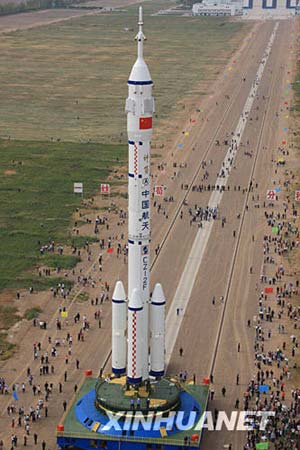 The Shenzhou-7 manned spaceship, the Long-March II-F rocket and the escape tower are vertically transferred to the launch pad at the Jiuquan Satellite Launch Center in northwest China's Gansu Province Sept. 20, 2008. The transfer finished at 3:15 p.m.on Saturday, marking the final stage of the launching preparation.[Xinhua]