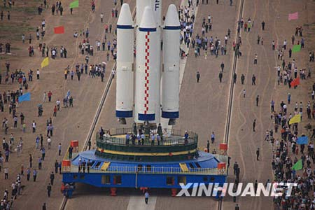 The Shenzhou-7 manned spaceship, the Long-March II-F rocket and the escape tower are vertically transferred to the launch pad at the Jiuquan Satellite Launch Center in northwest China's Gansu Province Sept. 20, 2008. The transfer finished at 3:15 p.m.on Saturday, marking the final stage of the launching preparation.[Xinhua]