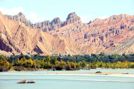 Photo taken on Sept. 19, 2008 shows a scene by the Yellow River, China's second longest and popularly known as China's mother river, in northwest China's Qinghai Province, Sept. 19, 2008. The clear water and the sights on the riverbanks present an appealing autumn scenery in the recent days.