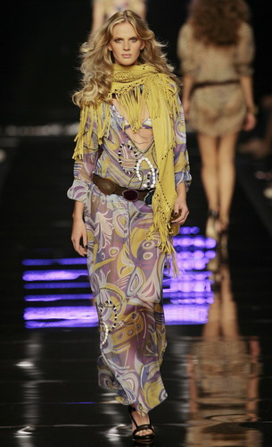 A model displays a creation as part of Seduzioni Diamonds Valeria Marini Spring/Summer 2009 women's collection during Milan Fashion Week September 20, 2008.