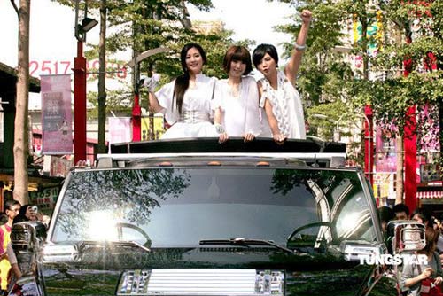 S.H.E arrives at Xi Meng Ting to promote their latest album on Sunday, September 21, 2008.
