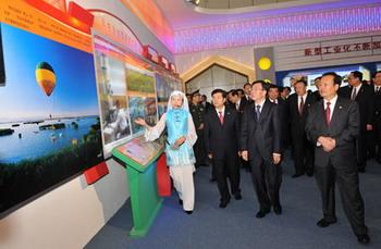 The delegation visited the exhibition depicting Ningxia's achievements over the past 50 years.