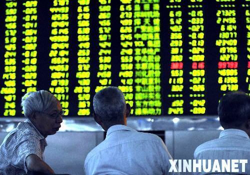 Investors looking at an electronic stock price indicator board at a stock exchange in Chongqing on Sep. 8. The Chinese stock market drop to a record low  that day. [Xinhua]