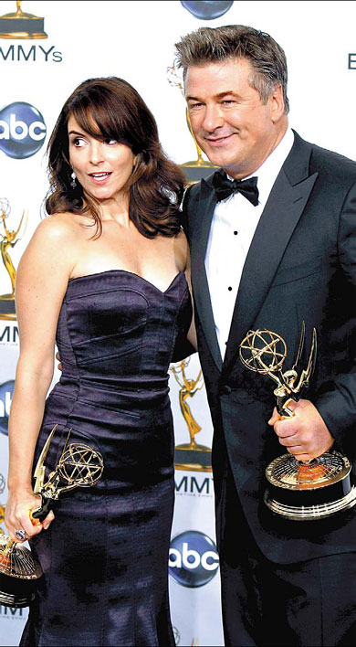 Top honors Tina Fey and Alec Baldwin hold their Emmys for outstanding lead actress and actor at the 60th annual Primetime Emmy Awards in Los Angeles on Sunday. They were awarded for their roles in the comedy series, 30 Rock. [Chinadaily.com.cn]