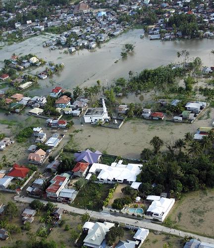 Floodwaters submerge Cotabato city on the southern Philippine island of Mindanao on September 22, 2008. Heavier than usual southwest monsoon rains whipped up by Typhoon Hagupit wreaked destruction across the central and southern Philippines over the weekend, forecasters said. One person was killed, about 2,000 displaced and ferry services suspended as Typhoon Hagupit battered the central Philippines with heavy rain. [Xinhua]