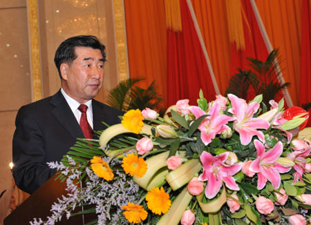 Chinese Vice Premier Hui Liangyu delivers a speech at an awarding ceremony in Yinchuan, capital of northwest China's Ningxia Hui Autonomous Region, on Sept. 22, 2008. [Xinhua]