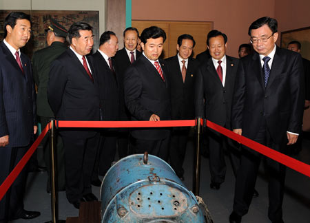 He Guoqiang (R), member of the Standing Committee of the Political Bureau of the Communist Party of China (CPC) Central Committee and head of the Central Commission for Discipline Inspection, visits the Ningxia Museum in Yinchuan, capital of the Ningxia Hui Autonomous Region, on Sept. 22, 2008. [Xinhua]