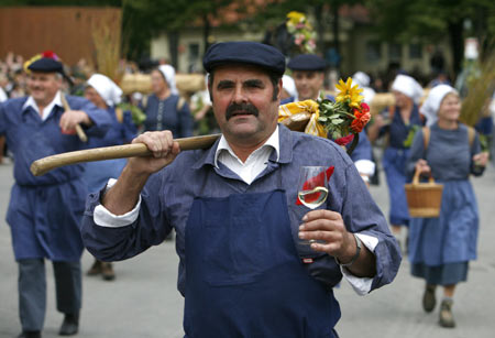 People wearing traditional clothes march during the Oktoberfest parade in Munich September 20, 2008. Millions of beer drinkers from around the world will come to the Bavarian capital Munich for the world&apos;s biggest and most famous beer festival, the Oktoberfest. The 175th Oktoberfest lasts from September 20 until October 5. [Xinhua]