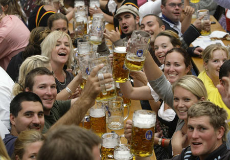 People toast with beer mugs during the opening ceremony of the first day at Munich&apos;s 175th Oktoberfest in Munich September 20, 2008. Millions of beer drinkers from around the world will come to the Bavarian capital Munich for the world&apos;s biggest and most famous beer festival, the Oktoberfest. [Xinhua]