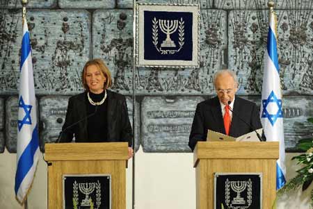 Israeli President Shimon Peres (R) and Foreign Minister and newly-elected ruling Kadima party leader Tzipi Livni attend a press conference in Jerusalem, Sept. 22, 2008. Livni on Monday night officially received a presidential mandate to form a new government. [Xinhua]