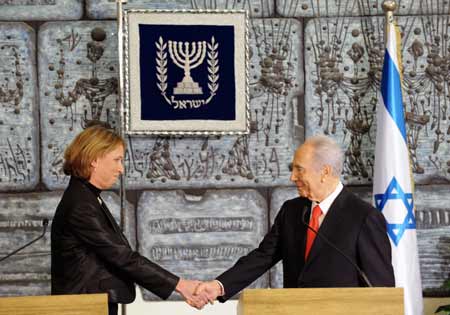 Israeli President Shimon Peres (R) shakes hands with Foreign Minister and newly-elected ruling Kadima party leader Tzipi Livni during a press conference in Jerusalem, Sept. 22, 2008. Livni on Monday night officially received a presidential mandate to form a new government. [Xinhua]