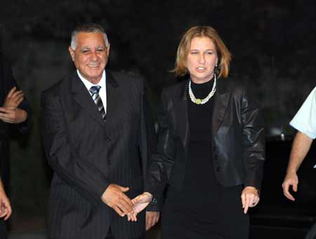 Israeli Foreign Minister and newly-elected ruling Kadima party leader Tzipi Livni (R) arrives at the president's residence in Jerusalem, Sept. 22, 2008. Livni on Monday night officially received a presidential mandate to form a new government. [Xinhua]