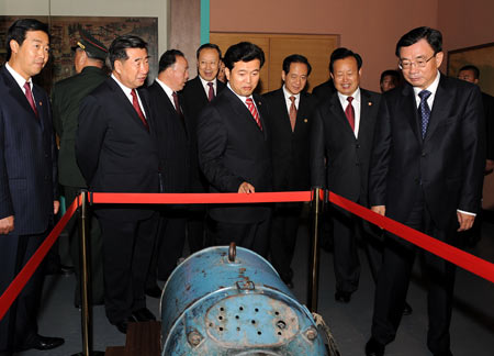 He Guoqiang (R), member of the Standing Committee of the Political Bureau of the Communist Party of China (CPC) Central Committee and head of the Central Commission for Discipline Inspection, visits the Ningxia Museum in Yinchuan, capital of the Ningxia Hui Autonomous Region, on Sept. 22, 2008. [Gao Jie/Xinhua]