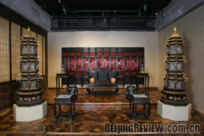 The Red Sandalwood Hall at Guanfu Museum holds a pair of red sandalwood towers, the most valuable antiques in the museum. 