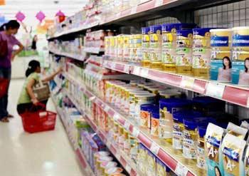 Major Chinese dairy manufacturers and retailers have made a joint pledge after the deadly milk powder scandal, promising to ensure the safety of dairy products.