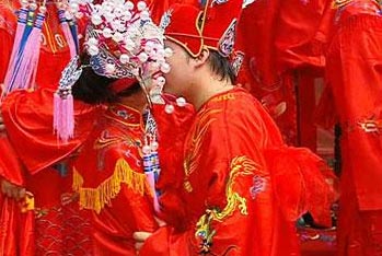 The most romantic part of the Shanghai International Tourism Festival is the group wedding that takes place in the ancient river town of Fengjing.