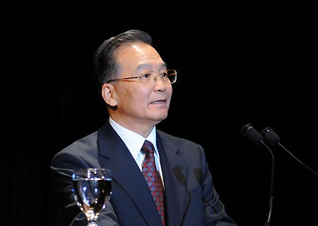 Chinese Premier Wen Jiabao speaks in a welcoming banquet in New York, the United States, Sept. 23, 2008. Wen is to attend a high-level UN meeting for the Millennium Development Goals (MDGs) and the general debate of the 63rd UN General Assembly during his three-day stay here. 