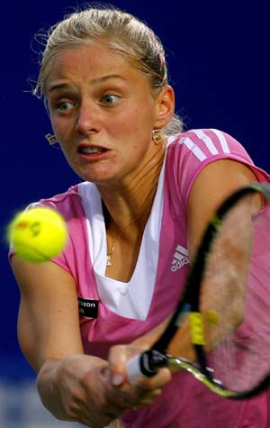 Russia's Anna Chakvetadze returns a ball during the women's singles first round match against Iveta Benesova of Czech Republic at the 2008 China Open in Beijing, capital of China, Sept. 23, 2008. Chakvetadze won 2-0. 