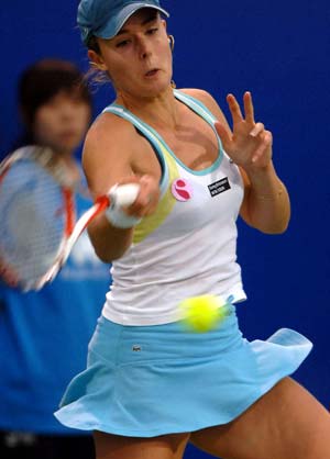 France's Alize Cornet returns a ball during the women's singles first round match against China's Zhang Shuai at the 2008 China Open in Beijing, capital of China, Sept. 23, 2008. Cornet won 2-1. 