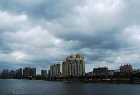 Dark clouds is seen over the sky in Fuzhou, capital of southeast China's Fujian Province, Sept. 23, 2008. Fujian meteorological station issued a yellow signal for typhoon Hagupit early Tuesday, warning the central and southern coastal areas of Fujian against the outer rim of Hagupit.
