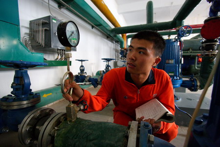 A staff member inspects the operational conditions of equipment before the rocket propellent gets warmed up during a rehearsal of the Shenzhou-7 spacecraft mission at the Jiuquan Satellite Launch Center, Northwest China&apos;s Gansu Province, September 22, 2008. [Photo: CFP]