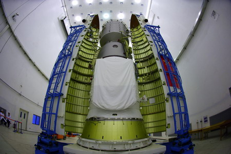 The Shenzhou-7 spacecraft starts the connection of fairing after it is loaded with propellant at the Jiuquan Satellite Launch Center, Northwest China&apos;s Gansu Province, September 15, 2008. [Photo: CFP]