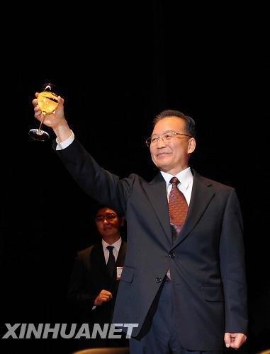 Chinese Premier Wen Jiabao proposes a toast in a welcoming banquet in New York, the United States, September 23, 2008. Wen is to attend a high-level UN meeting for the Millennium Development Goals (MDGs) and the general debate of the 63rd UN General Assembly during his three-day stay here. [Xinhua] 