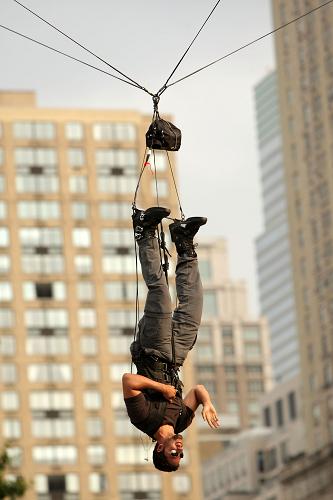Illusionist David Blaine hangs upside down at Wollman Rink in Central Park on September 22, 2008 in New York. The 35-year-old Blaine plans to hang for 60 hours from a wire, completing the stunt on September 24. [Xinhua]
