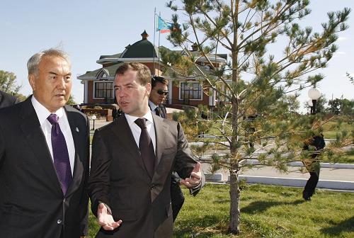 Russian President Dmitry Medvedev (2nd L) speaks with his Kazakh counterpart Nursultan Nazarbayev (L) during their meeting in Aktyubinsk on September 22, 2008. Dmitry Medvedev pays a working visit to Kazakhstan on Monday to discuss bilateral relations and attend a business forum. [Xinhua]