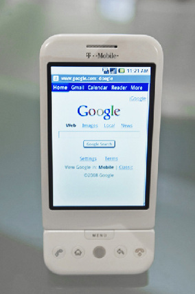 The new G1 phone running Google's Android software is displayed in New York September 23, 2008. T-Mobile USA, a Deutsche Telekom AG unit, will sell the first phone powered by Google Inc's Android operating system under the brand name T-Mobile G1, said its partner Amazon.com Inc on Tuesday. [Chinadaily.com.cn]