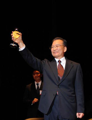 Chinese Premier Wen Jiabao delivers a speech at a luncheon co-hosted by the National Committee on US-China Relations and other American organizations in New York on Tuesday, September 23, 2008. [Photo: Xinhua]
