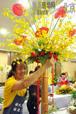 A contestant arranges flowers in this photo published on Monday, September 22, 2008. Over 100 flora artists took part in the flower-arranging competition held in Shunyi district of Beijing on Monday. The district will host the 7th China Flower Expo on September 26, 2009.